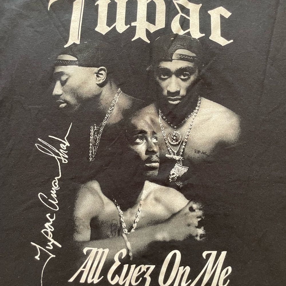 Black Graphic Tee with Iconic TUPAC Design‎